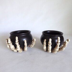 HALLOWEEN SKELETON HANDS HOLDING BLACK CERAMIC CAULDRON CANDY DISH / CUP SET